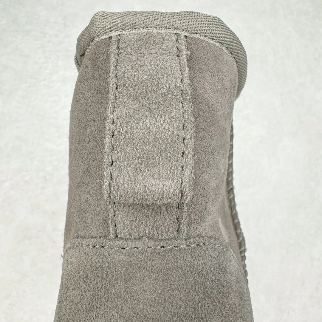 Pick up locally💰520 UGG 6222 Classic short-cut autumn and winter sheepskin and fur integrated snow boots. All shoes are made from the same factory as ZP. Longfeng A-grade Australian imported sheepskin and fur integrated men's and women's boots. Brand OEM production line. Fully follow the ZP process. OEM original pattern maker. Adhering to the principle of no original shoes and no development selection. Pay attention to every detail. The most authentic version on the market. TREADLITE "Light Wing" technology outsole. Lightweight/durable/flexible/pile size: 35 36 37 38 39 40 41 42 43 44 45 Coding: by2936070